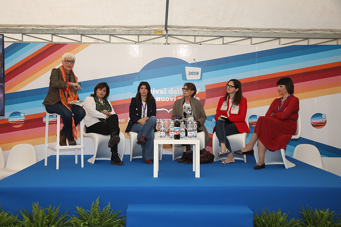 Festival della TV e dei Nuovi Media 2019_098.jpg - Il Ruolo della donna nel mondo dei media: contenuti, rappresentanza e stereotipi La responsabilizzazione dei produttori televisivi, degli editori e, più in generale, di chi lavora nell’industria dei media  deve concorrere ad affrontare i problemi degli stereotipi al femminile per una rinascita  sociale della donna grazie alla grande potenza comunicativa dei media.In collaborazione con Women in Film, Tv & Media Italia Giulia Blasi, Mussi Bollini, Daniela Collu, Astrid De Berardinis, Simona Ercolani, Raffaella Masoero con Alessandra Comazzi
